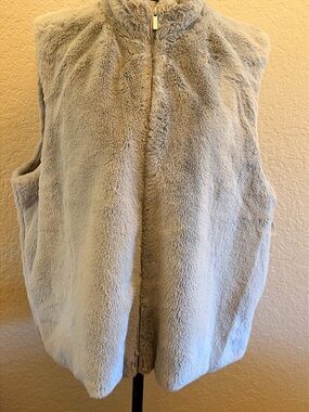 Plush Faux Fur Vest in Light Grey
